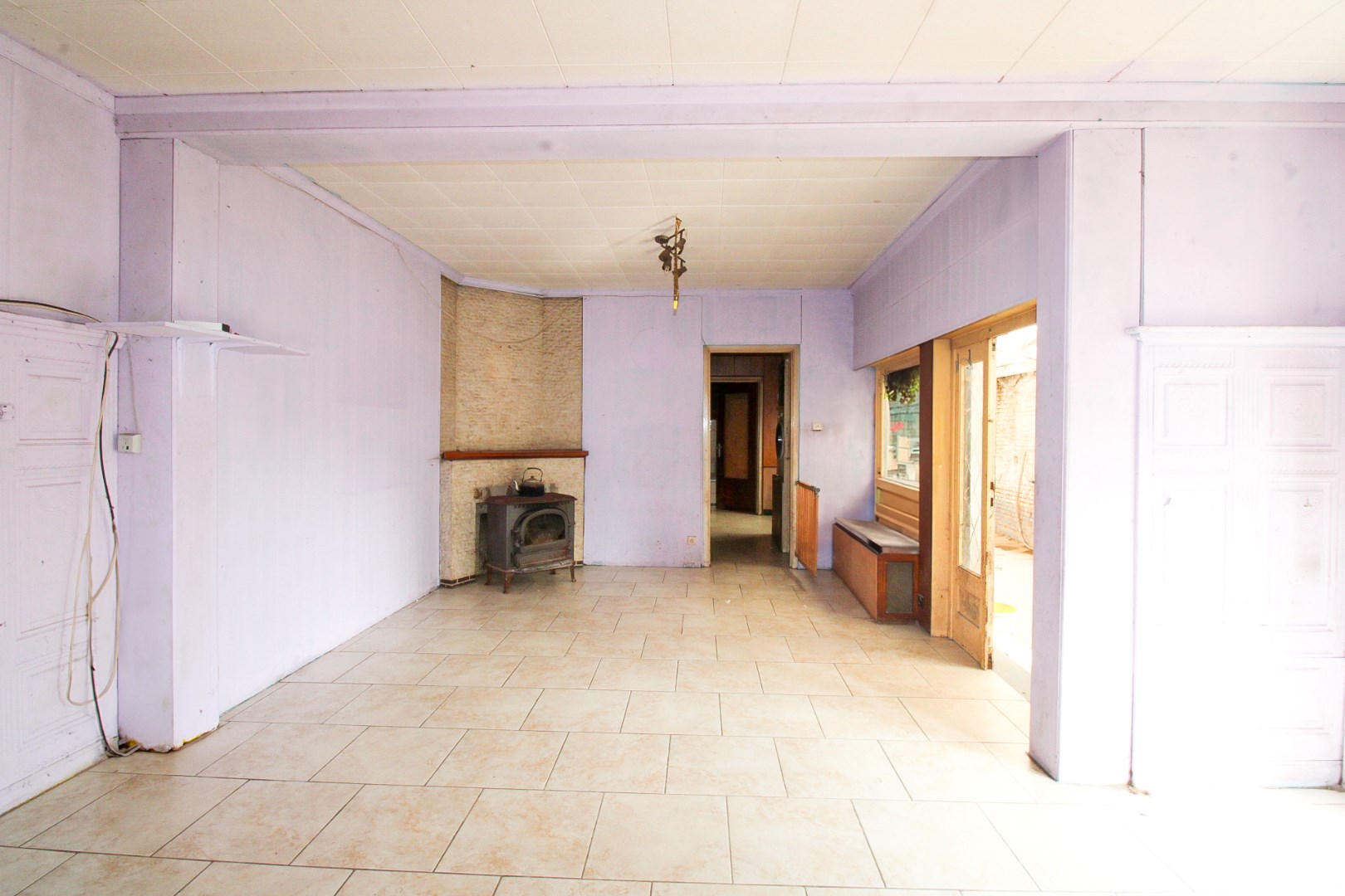 Unieke investeringskans: Halfopen bebouwing met garage, optie tot vijf slaapkamers en groot potentieel op toplocatie te koop in Waasmunster! - foto 4