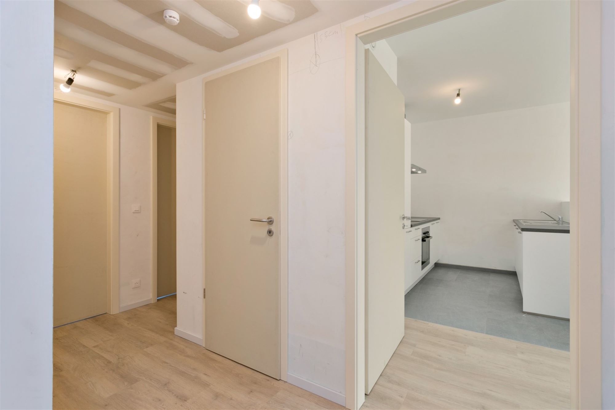 PRACHTIG APPARTEMENT MET 2 SLKS, TERRAS + PARKING - foto 2