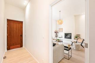 <p><span>Prachtig gerenoveerde woning in Ekeren Donk met ruime tuin, 4 slaapkamers en zonnepanelen.</span></p><p><span> </span></p><p><span>Instapklare totaalrenovatie waar stijl, comfort en functionaliteit perfect samenkomen.</span></p><p><span> </span></p><p><span>Deze bijzonder mooie woning werd volledig gerenoveerd volgens de nieuwste interieurtrends, met veel aandacht voor hoogwaardige afwerking, ruimte en natuurlijke lichtinval. De woning is volledig instapklaar en biedt een hedendaags wooncomfort in een rustige, maar uitstekend gelegen omgeving.</span></p><p><span> </span></p><p><span>De ruime leefruimtes genieten dankzij de grote raampartijen van heel wat natuurlijk licht, waardoor de woning een aangename en open sfeer krijgt.</span></p><p><span> </span></p><p><span>De woning beschikt over 3 slaapkamers op de verdieping. Daarnaast is er nog een extra grote kamer op het gelijkvloers die tal van mogelijkheden biedt: ideaal als ruimte voor een vrij beroep, ruime hobbykamer, thuiskantoor of als 4de slaapkamer.</span></p><p><span> </span></p><p><span>Ook buiten biedt deze woning heel wat troeven. Via de zij-ingang naast de woning kunnen fietsen eenvoudig en veilig gestald worden. De grote tuin biedt volop ruimte om te genieten en loopt door tot aan de doodlopende straat achteraan, wat zorgt voor een bijzonder rustige en aangename omgeving.</span></p><p><span> </span></p><p><span>De woning bevindt zich in een rustige straat, maar is tegelijk strategisch gelegen met een uitstekende verbinding naar de autosnelweg en belangrijke verbindingswegen. Ideaal voor wie rustig wil wonen en toch snel onderweg wil zijn.</span></p><p><span> </span></p><p><span>Troeven</span></p><p><span>- Volledig en smaakvol gerenoveerd</span></p><p><span>- Hedendaagse inrichting volgens de nieuwste interieurtrends</span></p><p><span>- Veel natuurlijke lichtinval</span></p><p><span>- 3 slaapkamers</span></p><p><span>- Extra grote kamer: vrij beroep, hobbykamer, bureau of 4de slaapkamer</span></p><p><span>- Ruime tuin</span></p><p><span>- Zij-ingang met mogelijkheid tot fietsenstalling</span></p><p><span>- Tuin met uitweg aan de doodlopende straat achteraan</span></p><p><span>- Rustige ligging</span></p><p><span>- Uitstekende bereikbaarheid</span></p><p><span>- Gunstig EPC: B</span></p><p><span>- Zonnepanelen</span></p><p><span> </span></p><p><span>Een woning voor wie op zoek is naar ruimte, comfort, een stijlvolle afwerking én een uitstekende ligging.</span></p>