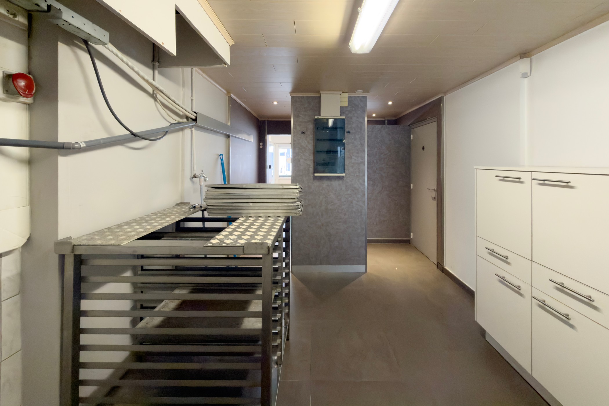 Handelspand met modern gerenoveerd duplex appartement in Deinze - photo 5