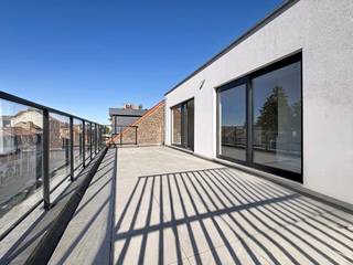 We Invest Brussel-Europa stelt u dit prachtige gerenoveerde penthouse van 95 m² voor met 2 grote zuidgerichte terrassen, gelegen op de 3e en...