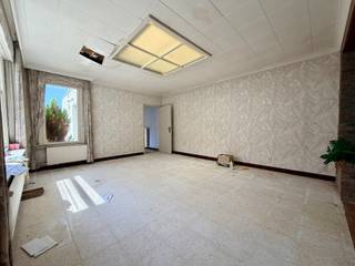 <p>Découvrez cette spacieuse maison à rénover, offrant un fort potentiel pour une habitation familiale personnalisée ou un projet d’investissement. Idéalement située à proximité immédiate de la gare d’Adinkerke, elle bénéficie d’un emplacement pratique et facile d’accès.</p>
<p>Le bien se compose de quatre chambres, d’un grand grenier aménageable et de beaux volumes qui permettent de repenser l’espace selon vos besoins. Le jardin orienté sud-ouest est idéal pour profiter du soleil et des moments en extérieur.</p>
<p>Un garage en façade avant et un accès arrière pratique facilitent l’utilisation du jardin et des dépendances, ajoutant une dimension fonctionnelle au bien. Cette maison représente une excellente opportunité pour ceux qui souhaitent créer une demeure à leur image ou développer un projet immobilier rentable.</p>