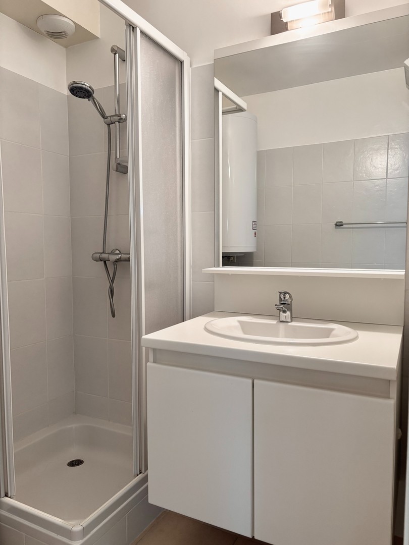 Zonnig appartement met slaapkamer en slaaphoek. - foto 5