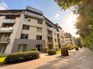 ✨Exclusief gelijkvloers appartement in privaat domein Steelander✨<br />✨ Leven in luxe & rust ✨<br /><br />Dit prachtige gelijkvloerse appartement (laatste fase!) in Domein Steelander biedt u een unieke kans op een leven vol comfort en stijl.<br />Met hoogwaardige afwerking, overal ingemaakte kasten en een doordacht design, is dit echt een droomplek.<br /><br />Kenmerken:<br />🛌 2 ruime slaapkamers met parketvloer, inbouwkasten en ingebouwd bureel van Diapal in slaapkamer 2.<br />🛁 Luxe badkamer: inloopdouche, massage ligbad en toilet.<br />🌳 Zuid-gericht terras en gemeenschappelijke tuin met prachtige vijvers: geniet van zon en groen.<br />🚗 Ruime ondergrondse garage met manuele kantelpoort (kan geautomatiseerd worden) (afmetingen poort: hoogte: 2,07 m, breedte poort: 2,70m, breedte garage: 3,30m, diepte garage: 5,30m, hoogte: 2,40m (laagste punt) en 2,95m (hoogste punt)).<br />🛡️ Verisure alarmsysteem: optimaal beveiligd voor uw gemoedsrust.<br />🧑🍳 Praktische keuken van Diapal: veel opbergruimte, onzichtbare laden en koffie corner.<br />🛋️ Ruime living met parketvloer, inbouw kasten, alsook met ingebouwd bureel.<br />🧺 Handige berging: extra opbergruimte binnen handbereik. Voorziening voor wasmachine en droogkast,koelkast/diepvries. Inbouwkasten van DM Line aanwezig met ingebouwde spoelbak. <br />🌅 Uitzicht op vijver: een rustgevend uitzicht vanuit keuken en leefruimte.<br />🚪 Inkomhal: met heel ruime ingemaakte schoenen- en vestiairekast van Diapal.<br />🧺 Shopping: private weg naar de Albert Heijn<br />💡 Gordijnen en licht armaturen zijn inclusief<br />🗝️Privaat domein, afgesloten met 2x automatische toegangspoorten.<br />🅿️ Garage is bij te kopen aan 40.000 euro.<br /><br />Alle meubelen kunnen worden mee verkocht, prijs bespreekbaar.<br /><br />Dit appartement is een absolute parel!<br /><br />Mis deze unieke kans niet en plan vandaag nog een bezichtiging. Beleef zelf de luxe en de sfeer van dit exclusieve eigendom.<br />Contacteer ons voor meer informatie! Bel <strong>0495 44 03 93</strong> of e-mail <strong>info@expertimmo.be - guillaume@expertimmo.be</strong>.<br /><br /><u>Wettelijke info : </u><br />EPC : 104 kWh/m² - B-label<br />Renovatieplicht : neen<br />Asbest : niet van toepassing<br />Elektriciteit : Conform<br />Watertoets : P-score : B, G-score : A, geen natte voeten !<br />Stedenbouw : geen beschermd monument, niet op inventaris, vergunning uitgereikt, woongebied, geen dagvaarding uitgebracht, geen voorkooprecht ruimtelijke ordening aanwezig, geen Verkavelingsvergunning, geen overstromingsgebied, niet gelegen in afgebakend oevergebied, geen watergevoelige openruimtegebieden.<br />Erfgoed : geen erfgoed<br /><br /><br />#DomeinSteelander #ExclusiefAppartement #LuxeWonen #Gelijkvloers #ZuidGerichtTerras #GemeenschappelijkeTuin #Vijver #RuimeGarage #IngebouwdeKasten #DesignKeuken #Droomwoning<br />