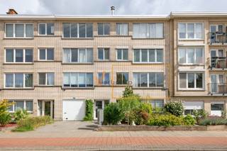 <p><span>Deels gerenoveerd appartement met 3 kamers, terras en garagebox</span></p><p><span>Dit appartement is gelegen op de 1ste verdieping van een kleinschalig gebouw zonder lift.</span></p><p><span>Het appartement beschikt over een aangename leefruimte, een keuken, een vernieuwde badkamer en drie kamers. Twee hiervan zijn volwaardige slaapkamers, waarbij één slaapkamer rechtstreeks toegang biedt tot het terras. De derde, kleinere tussenkamer kan worden ingericht als bureau, dressing, hobbyruimte of kinderkamer.</span></p><p><span>Het appartement werd reeds gedeeltelijk gerenoveerd, nog verder af te werken. Zo werden de badkamer, de vloeren en de ramen aan de achterzijde vernieuwd. De elektrische installatie is conform en met EPC-label B geniet het appartement van een goede energieprestatie.</span></p><p><span>Verder zijn een private kelderberging en een aparte garagebox inbegrepen in de verkoopprijs. Het waterverbruik is gemeenschappelijk.</span></p><p><span>Pluspunten:</span></p><ul><li><span>Vernieuwde badkamer</span></li><li><span>vernieuwde vloeren</span></li><li><span>Vernieuwde ramen aan de achterzijde</span></li><li><span>EPC-label B (epc attest is nog met de oude ramen)</span></li><li><span>Elektriciteit conform</span></li><li><span>Private kelderberging</span></li><li><span>Aparte garagebox inbegrepen</span></li><li><span>Lage vaste kosten €85,- en het dak werd reeds voldoende geïsoleerd </span></li></ul><p><span> </span></p><p><span>Een ruim en praktisch appartement met een goede energiescore, buitenruimte en eigen garagebox. Zeker een bezoek waard!</span></p><p><span> </span></p><p><span>Contacteer VERLIMMO voor meer informatie of een bezoek ter plaatse:</span></p><p><span><span>Voel je thuis</span></span><span> 03/658.95.58 <span>info@verlimmo.be</span></span></p><p><span> </span></p><p><span>*De vermelde bewoonbare oppervlakte is gebaseerd op de bruikbare vloeroppervlakte zoals vermeld op het EPC-verslag</span></p><p><span> </span></p><p><span> </span></p><p><span> </span></p>