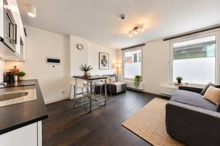<p>Compact, doordacht en op een locatie die weinig te wensen overlaat. Dit verzorgde appartement van 36 m² op de eerste verdieping van een kleinschalige residentie aan de Tervuursevest in Leuven is een kans die zowel de eigengebruiker als de investeerder niet mag laten liggen.<br /><br />De ligging spreekt voor zich. De Tervuursevest verbindt u moeiteloos met het bruisende stadscentrum van Leuven, het station en alle voorzieningen die de stad te bieden heeft. Een uitstekende bereikbaarheid te voet, per fiets of met het openbaar vervoer maakt dit adres bijzonder aantrekkelijk. Voor wie toch met de wagen komt, bevindt zich een ruime publieke parking schuin tegenover het gebouw.<br /><br />Met één slaapkamer en een efficiënte indeling biedt dit appartement net datgene wat nodig is, ideaal voor een alleenstaande, een koppel of als rendabele investering in een stad waar de vraag naar kwalitatieve kleinere units structureel hoog blijft.<br /><br />De kleinschaligheid van de residentie garandeert bovendien rust en een aangename woonomgeving, iets wat in het Leuvense stadsweefsel niet vanzelfsprekend is.<br /><br />Een slimme keuze op een toplocatie. Contacteer ons vandaag voor meer informatie of een bezoek!</p>