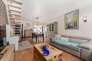 Op zoek naar een ruime woning met een grote tuin op een uitstekende locatie? Deze aangename rijwoning combineert veel leefruimte, twee ruime slaapkamers en een bijzonder diepe tuin met een ligging vlak bij het strand, het centrum, parken en mooie wandelpaden.<br /><br />De woning bevindt zich in een rustige en residentiële buurt waar je geniet van een aangename woonomgeving én toch alle voorzieningen binnen handbereik hebt.<br /><br />Binnenin beschikt de woning over een ruime leefkamer met een aparte eet- en zithoek. Aansluitend bevindt zich de functioneel uitgeruste keuken, terwijl je aan de andere zijde toegang hebt tot de veranda. Deze veranda vormt een fijne overgang naar de absolute troef van de woning: de grote, diep doorlopende tuin. Er is ook nog een handige bering met plaats voor je wasmachine en droogkast. <br /><br />De tuin biedt bijzonder veel mogelijkheden. Dankzij de mooie diepte kan je hier verschillende gezellige hoekjes creëren, met ruimte voor een ruim terras, een grasgedeelte, een speelzone of een gezellige plek om te genieten van de buitenlucht. Een grote tuin als deze is dan ook een echte meerwaarde in deze omgeving.<br /><br />Op de eerste verdieping bevinden zich twee zeer ruime slaapkamers en een ruime badkamer, uitgerust met een dubbele lavabo en ligbad. Daarnaast beschikt de woning over een grote zolderverdieping, waar mits de nodige inrichting nog twee extra slaapkamers kunnen worden gecreëerd.<br /><br />De woning beschikt over een blanco keuring van de elektrische installaties en is asbestvrij. <br />Het EPC dateert nog van voor de nieuwe ramen op het gelijkvloers en het vernieuwd plat dak. 