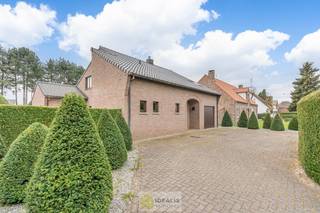 IDEALIS VASTGOED – VERZORGDE GEZINSWONING MET 2 SLAAPKAMERS (MOGELIJKHEID TOT MEER) OP AANGENAAM PERCEEL VAN 11A 28CA. - De woning omvat +-...