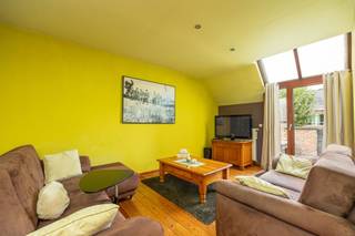 <p><span>Groot, polyvalent pand met enorm veel mogelijkheden</span></p><p><span> </span></p><p><span>Dit pand, gelegen in hartje Leest, combineert talloze functies die worden mogelijk gemaakt door de uitstekende ligging. Winkels, scholen, sport en ontspanning liggen allemaal op wandelafstand van de woning. Het openbaar vervoer stopt in de straat en de E19 Antwerpen-Brussel is niet ver af. Bovendien is er in het dorp zelf heel wat leven wat een commerciële functie in het gebouw zeker interessant maakt.</span></p><p><span> </span></p><p><span>Om zicht te krijgen op de woning is het nodig om het in drie delen op te splitsen: een ruim appartement op de eerste verdieping, een casco gelijkvloers met garage en een studio met een eigen busnummer. Het appartement op de eerste verdieping is goed onderhouden en instapklaar. De twee ruime slaapkamers en de aparte dressing geven al heel wat mogelijkheden. Voor wie nood heeft aan meer kamers kan de gigantische zolder een oplossing bieden om extra kamers te creëren. Het gelijkvloers is op dit moment nog casco maar biedt tal van mogelijkheden. Verschillende technieken werden reeds voorzien en er is rechtstreeks toegang tot de aangelegde buitenruimte. Hier vinden we ook een zeer praktische garage. Tot slot wordt ook de studio mee verkocht. Dankzij de aparte inkom en eigen busnummer kan deze perfect worden verhuurd. Ook voor wie opzoek is naar een zorgwoning of extra slaapkamers is dit een zeer interessante oplossing.</span></p><p><span> </span></p><p><span>Indeling</span></p><p><span>Appartement 1ste verdieping:</span></p><p><span>- Woonkamer</span></p><p><span>- Eetkamer</span></p><p><span>- Keuken</span></p><p><span>- Badkamer met bad en douche</span></p><p><span>- Twee slaapkamers</span></p><p><span>- Dressing</span></p><p><span>- Grote zolder met opties tot uitbreiding</span></p><p><span>- Dakterras</span></p><p><span> </span></p><p><span>Studio 4A</span></p><p><span>- Woonkamer</span></p><p><span>- Keuken</span></p><p><span>- Badkamer</span></p><p><span>- Slaapkamer</span></p><p><span> </span></p><p><span>Casco gelijkvloers</span></p><p><span>- Grote open ruimtes</span></p><p><span>- Verschillende aansluitingen en mogelijkheden</span></p><p><span>- Ruime garage</span></p><p><span>- Leuke tuin</span></p><p><span> </span></p><p><span>Ben je geïnteresseerd in deze woning te koop in Leest, ben je op zoek naar ander vastgoed of wens je de waarde van jouw eigendom te kennen? Dan ben je bij BOLT Immo aan het juiste adres! Wij helpen jou graag verder.</span><span> </span></p><p><span> </span></p>