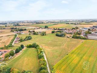 Op een landelijke ligging in Wielsbeke bevindt zich dit ruime perceel landbouwgrond met een totale oppervlakte van maar liefst 24.053 m² (ca. 2,4 hectare).Het perceel biedt een mooie opportuniteit voor landbouwers, investeerders of eigenaars die hun bestaande landbouwgronden wensen uit te breiden. Dankzij de aanzienlijke oppervlakte is de grond geschikt voor diverse agrarische doeleinden, steeds binnen de geldende stedenbouwkundige voorschriften.Een interessant aanbod voor wie op zoek is naar een ruim landbouwperceel in de regio Wielsbeke.Wenst u meer informatie over de ligging, bereikbaarheid of verdere mogelijkheden van deze landbouwgrond? Neem gerust contact met ons op.Te koop via Immo Beguin, jouw vastgoedexpert sinds 2009, met kantoren in Ronse, Waregem, Kortrijk, Deinze, Doornik, Lessines, Moeskroen en Nieuwpoort.Meer info via luna@immobeguin.be