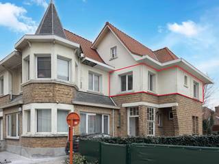 In de Vlaanderenlaan te De Panne vinden we dit lichtrijk appartement (71m²) met twee slaapkamers te huur. Het appartement is centraal gelegen,...