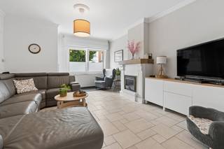 +++ Molenstraat 105, Liedekerke +++<br />
<p><span>Deze charmante, gerenoveerde 2-gevelwoning geniet van een </span><strong><span>uiterst gunstige ligging</span></strong><span>, op wandelafstand van het centrum, scholen, winkels en openbaar vervoer. Een ideale woning voor wie comfortabel wil wonen met alle voorzieningen binnen handbereik! </span><span>Bij het betreden van de woning komt u terecht in de </span><strong><span>ruime en lichtrijke leefruimte</span></strong><span>. Aansluitend bevindt zich de aparte, </span><strong><span>volledig vernieuwde keuken (2024)</span></strong><span>, die alle comfort biedt. </span><span>Op de eerste verdieping vindt u een slaapkamer met dressing en een </span><strong><span>volledig vernieuwde badkamer</span></strong><span>, uitgerust met zowel een inloopdouche als een ligbad, lababo en toilet. </span><span>De zolderverdieping werd ingericht als een </span><strong><span>tweede ruime slaapkamer</span></strong><span>. </span><span>Ook buiten heeft deze woning heel wat te bieden! U geniet er van een praktische buitenberging, een gezellig overdekt terras en een </span><strong><span>ruime, volledig afgesloten tuin </span></strong><span> waar u in alle rust kunt ontspannen. </span>Een bijkomende troef is de aparte toegang tot de achterzijde van de woning<span>, die een praktische doorgang biedt voor onder meer fietsen en vuilnisbakken. </span><span></span><strong><span>Bent u op zoek naar een instapklare woning met een aangename tuin en een uitstekende ligging? Dan is deze woning zeker een bezoek waard! </span></strong><span>Interesse? Plan vandaag nog uw bezoek via </span><strong><span>info@immoteam.be</span></strong><span> of </span><strong><span>0478/059 069</span></strong><span>.</span></p>
