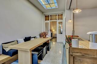 Voor meer info of een bezoek: 053 59 49 32 - Ontdek deze uitzonderlijk en authentiek gerenoveerde parel in het hart van Aalst, gelegen in de...