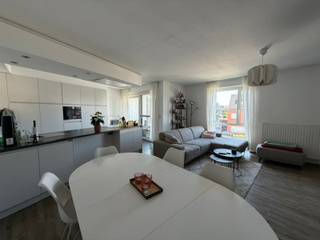 Instapklaar appartement gelegen op wandelafstand (700m) van de markt.
Het appartement situeert zich op de 2de verdieping met inkomhal en gastentoilet, ruime en lichte woonkamer, volledig uitgeruste keuken met aangrenzende berging, 2 slpks, badkamer, overdekte parkeerplaats en bijhorende berging.
Indeling: Via de inkomhal is er enerzijds toegang naar de leefruimte en anderzijds naar het slaapgedeelte. De woonkamer is licht en ruim en biedt toegang tot het terras. De keuken beschikt over een spoelbak, kookplaat met dampkap, combi-oven, vaatwasser en koelkast. De keuken is verbonden met de berging dewelke beschikt over een aansluiting voor wasmachine en droogkast. Verder beschikt het appartement over 2 slaapkamers en badkamer met instapdouche en ligbad.
Tenslotte is er nog een overdekte staanplaats met afsluitbare berging.
Bijzonderheden:
* Centraal gelegen op wandelafstand centrum
* Vliegenschuifdeuren en -ramen voorzien
* Novy dampkap met afstandsbediening
* 2 terrassen (zowel aan woonkamer als slaapkamer)