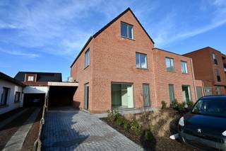 Ruime nieuwbouwwoning met 4 tot 5 slaapkamers . Indeling : Inkomhal , apart toilet , woonkamer met open keuken , berging .Verdieping 1 : 3...