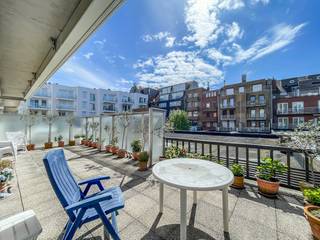 Well-maintained apartment for sale with exceptional potential in the heart of Knokke, located on the prestigious Van Bunnenlaan. With a...