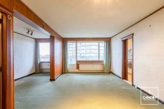 Dit<strong> te renoveren</strong> appartement bevindt zich in de residentie Ter Leie, met zicht op <strong>het Groenevalleipark</strong>. Dankzij deze uitstekende ligging geniet u van een <strong>vlotte verbinding</strong> naar het centrum van Gent, terwijl ook de binnenring en de R4 moeiteloze bereikbaarheid garanderen. In de directe omgeving vindt u tal van winkels, scholen en recreatiemogelijkheden, wat resulteert in een uitzonderlijke mobiliteitsscore.<br /><br />Het appartement bevindt zich op de negende verdieping, en is zowel met lift als trap toegankelijk. Bij het binnenkomen van het privatief appartement treft u een inkomhal met vestiaire, een ruime woonkamer met een aangenaam uitzicht vanaf <strong>het terras</strong>, een aparte keuken, een nachthall met toegang tot een berging, een apart toilet, een badkamer en een slaapkamer.<br /><br />Het appartement dient helemaal gerenoveerd te worden en kan dus ook naar eigen smaak en wens ingericht worden. Wens je graag dit appartement te bezichtigen? Contacteer ons dan zeker via <strong>hallo@convas.be </strong>voor het maken van een afspraak.