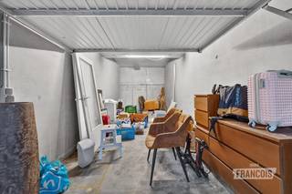 Centraal gelegen garagebox op het gelijkvloers in de Ringlaaan-Zuid 172, op wandelafstand van het centrum. Dankzij de uitstekende ligging en vlotte toegankelijkheid is dit de ideale investering of praktische oplossing voor eigen gebruik.<br /><br />De garage biedt comfortabel plaats aan een wagen, met extra ruimte voor fietsen of opslag. <br /><br />Afmetingen: 2,80 m breed x 6,31 m diep<br /><br />Interesse? Contacteer ons vandaag nog voor meer informatie of een bezoek ter plaatse!<br /><br />