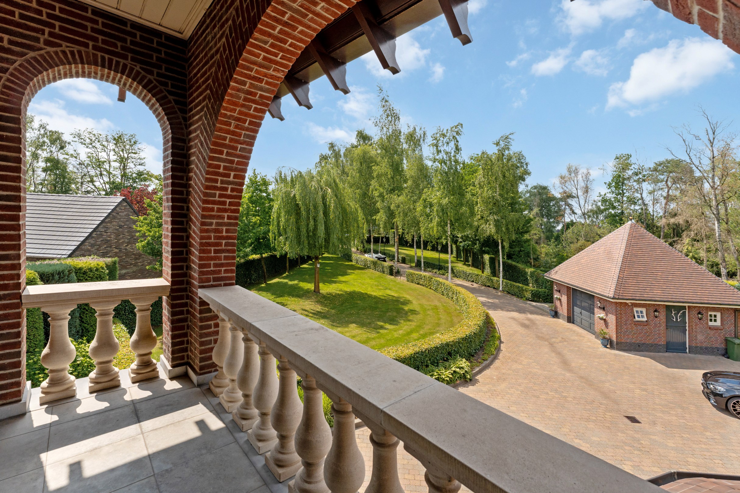 Villa exclusive et majestueuse sur un domaine exceptionnel de 3 241 m². - photo 3