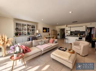 <p><span>Square Estate stelt u dit prachtige appartement met 1 slaapkamer op het gelijkvloers voor, gelegen aan Steenweg op Merchtem 34 in Wemmel, in een kleine recente mede-eigendom van slechts 6 appartementen, gebouwd in 2020.</span></p><p><span>Het appartement bestaat uit een inkomhal, een apart toilet, een slaapkamer, een douchekamer, een wasruimte en een ruime en lichtrijke leefruimte met een volledig uitgeruste open keuken. Vanuit de leefruimte heeft u rechtstreeks toegang tot een prachtig terras van ongeveer 28 m² en een grote privatieve tuin, die samen voor een bijzonder aangename leefomgeving zorgen.</span></p><p><span>Het appartement geniet van een uitstekend energetisch comfort dankzij moderne voorzieningen: driedubbele beglazing aan de straatzijde, dubbele beglazing aan de parkzijde, vloerverwarming, een warmtepomp en zonnepanelen in het gebouw. Ook de gemeenschappelijke delen zijn voorzien van driedubbele beglazing. Dit alles zorgt voor bijzonder lage individuele verbruikskosten.</span></p><p><span>Dankzij de recente bouw combineert het appartement modern comfort, een laag energieverbruik en aangename buitenruimtes, terwijl het toch dicht bij alle voorzieningen en belangrijke verkeersassen gelegen is.</span></p><p><span>Huurprijs: 1.150€/maand<br />Provisie voor gemeenschappelijke lasten: 50€/maand</span></p><p><span>Voor meer informatie of om een bezoek te organiseren, contacteer Square Estate via 02/460.42.01 of <span>info@square-estate.be</span></span><span> </span><span> </span></p>