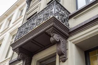 <p>Beschikbaar vanaf 01 sept 2026: luxe herenwoning met zonnige stadstuin op absolute toplocatie in de begeerde Harmoniewijk! Deze woning wordt ongemeubeld verhuurd en is uiterst geschikt als gezinswoning in een veilige, residentiële buurt, met een perfecte mobiscore: op 2 minuten wandelen ontdek je een slagerij, bakker, supermarkt, groot aanbod scholen, crèches, vlot bereikbaar via snelwegen en openbaar vervoer. Indeling: inkomhall met gastentoilet, vestiaire, riante leefruimte met authentieke plafonds, luxekeuken met toestellen en aansluitend een zonnige groene stadstuin! Er zijn 3-4 slaapkamers en 2 badkamers waarvan 1 met sauna. Droge kelder. Interesse? Zend ons een mailtje met uw kandidatuur! Huurprijs €3.500/maand.</p>