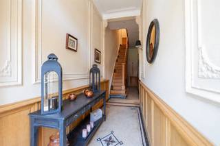 <p>Deze zeer verzorgde en volledig gemoderniseerde herenwoning aan de Herentalsebaan 50 in Deurne-Zuid combineert authentieke charme met hedendaags wooncomfort. Mooie originele elementen werden behouden en gecombineerd met een comfortabele, praktische inrichting. De woning is momenteel ingericht als tweewoonst en beschikt over 3 ruime slaapkamers, los van het afzonderlijke appartement.</p><p>Op het gelijkvloers bevindt zich een volwaardig appartement met eigen keuken, badkamer en toilet. Verder is er een praktisch washok en toegang tot de bijzonder verzorgde zuidwestgerichte tuin van ca. 105 m². Dankzij de gunstige oriëntatie geniet u hier volop van de middag- en avondzon. Het overdekte terras en de tuinberging maken de buitenruimte compleet.</p><p>Op de eerste verdieping bevindt zich een royale, open leefruimte van ca. 60 m², waar salon, eetruimte en keuken één mooi doorlopend geheel vormen. De volledig uitgeruste keuken beschikt over een granieten werkblad, kwalitatieve Siemens-toestellen, veel kastruimte en een aparte bijkeuken.</p><p>De authentieke inkomhal met mozaïekvloer en sierlijke moulures geeft meteen het karakter van de woning weer. In totaal zijn er 2 badkamers en 3 toiletten. Daarnaast beschikt de woning over een ruime en droge kelder, ideaal als extra bergruimte.</p><p>Ook technisch is de woning helemaal mee: EPC C, conforme elektriciteit en asbestveilig.</p><p>De woning ligt in een brede straat met mooie woningen, op een praktische locatie nabij winkels, openbaar vervoer en belangrijke invalswegen. Bovendien bestaat de mogelijkheid om de huur van een parkeerplaats om de hoek over te nemen.</p><p>Kortom: een bijzonder verzorgde woning waar karakter, comfort en een veelzijdige indeling mooi samenkomen. Instapklaar en ideaal voor wie houdt van ruimte, authenticiteit en een aangename buitenruimte.</p><p>Interesse? Neem gerust contact op voor meer informatie of een bezichtiging:<strong> info@markasa.be</strong> of <strong>03/827.72.92</strong></p>