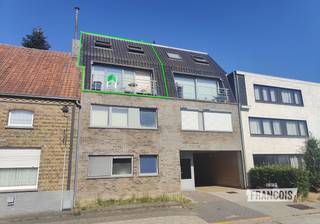 Bent u op zoek naar een comfortabel en goed gelegen appartement? Dit verzorgde duplexappartement in Oostkamp bevindt zich op een gunstige locatie, vlak bij winkels, scholen en openbaar vervoer, en biedt een aangename en rustige woonomgeving.<br /><br />Op de eerste verdieping vindt u een lichtrijke leefruimte met een volledig uitgeruste keuken, een praktische berging en een apart gastentoilet. De bovenverdieping beschikt over twee slaapkamers en een badkamer met wastafel en douche.<br /><br />Dankzij de aanwezige airconditioning geniet u ook tijdens warme zomerdagen van een aangenaam binnenklimaat.<br /><br />Daarnaast beschikt het appartement over een balkon aan zowel de voor als achterzijde, ideaal om op elk moment van de dag van de buitenlucht te genieten. Een privatieve garagebox is inbegrepen in de huurprijs en biedt een veilige parkeerplaats én extra bergruimte.<br /><br />Huurprijs: €875/maand (garage inbegrepen)<br /><br />Gemeenschappelijke kosten: €40/maand<br /><br />Interesse? Neem gerust contact met ons op voor meer informatie of om een bezichtiging in te plannen.<br /><br />