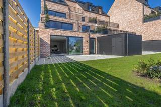 Maak kennis met dit uitzonderlijk ruim BEN-nieuwbouwappartement in het project Jamalie met 3 slaapkamers, een bewoonbare oppervlakte van 141 m2, een terras van maar liefst 30m2 en met een privé tuin aanpalend aan de gemeenschappelijke tuin. Gmo/Gvkr/Gvv/Vg/Wg
Bijzonderheden :
- duurzame energie, vloerverwarming met warmtepomp, zowel verwarmen als koelen.
- E-peil 20 : korting van 50% op de onroerende voorheffing gedurende 5 jaar.
- grote raampartijen voor veel lichtinval.
- mooi vrij uitzicht op het groen.
- badkamer met ligbad en inloopdouche.
- bovengrondse staanplaats inbegrepen in de prijs.
- staanplaats in de ondergrondse garage + berging zijn verplicht aan te kopen.
- mogelijkheid tot kopen aan 6%, ook voor investeerders mits aan de voorwaarden voldaan wordt.
- met staanplaats  6
- afgesloten tuinberging