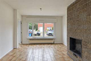 <p><span>WONDELGEM - Ben je op zoek naar een ruime gezinswoning met inpandige garage te huur in Wondelgem? Lees dan snel even verder.</span></p><p><span> </span></p><p><span>De voornaamste troeven:</span></p><ul><li><span>Goede ligging en vlotte bereikbaarheid met openbaar vervoer</span></li><li><span>Lichtrijke leefruimtes</span></li><li><span>Inpandige garage + autostaanplaats vooraan</span></li><li><span>Gezellige ruime tuin</span></li></ul><p><span> </span></p><p><span>Indeling gelijkvloers:</span></p><p><span>Inkomhal, woonkamer en eetplaats, berging onder de trap, keuken, hal, apart toilet, berging incl. aansluiting wasmachine, inpandige garage.</span></p><p><span> </span></p><p><span>Indeling eerste verdieping:</span></p><p><span>Nachthal, drie slaapkamers, apart toilet, badkamer uitgerust met ligbad/douche en lavabomeubel.</span></p><p><span> </span></p><p><span>Indeling tweede verdieping:</span></p><p><span>Zolderberging.</span></p><p><span> </span></p><p><span>Belangrijke informatie:</span></p><p><span>Beschikbaar vanaf: 01/10/2026. Domicilie verplicht. </span></p><p><span>Huurprijs: 1150 euro/maand. EGW (elektriciteit, gas en water) afzonderlijk af te rekenen.</span></p><p><span> </span></p><p><span>Interesse in deze toffe woning? Vraag dan snel jouw bezoek aan via onze website www.axellenaerts.be!</span></p>