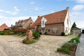 In een groene omgeving bevindt zich deze aangename vrijstaande woning met 4 ruime slaapkamers, een grote tuin en een dubbele garage. Een ideale gezinswoning voor wie op zoek is naar ruimte, comfort en mogelijkheden. <br /><br />Via de inkomhal komt u binnen in een ruime, open leefruimte met eet- en woonkamer. De gezellige recente gaskachel zorgt hier voor extra sfeer. Aansluitend bevindt zich de ruime en volledig uitgeruste keuken, voorzien van een vaatwasser, inductiekookplaat, microgolfoven, oven, koelkast en diepvriezer. Dankzij de vele kasten is er bovendien voldoende opbergruimte. Grenzend aan de keuken bevindt zich nog een gezellige ontbijthoek.<br /><br />Op het gelijkvloers bevinden zich verder een ruime bureau/praktijkruimte (26m²), wasplaats, gastentoilet en vestiaire.<br /><br />Op de eerste verdieping bevinden zich vier ruime slaapkamers (14 m², 14 m², 18 m² en 19 m²). De badkamer beschikt over een bad, inloopdouche en dubbele lavabo. Bovendien is er nog een grote zolder die extra bergruimte biedt.<br /><br />Via een poort op de oprit bereikt u de dubbele garage. Aansluitend bevindt zich de prachtige ruime tuin met een overdekt terras, twee paviljoentjes en een tuinhuis met werkplaats.<br /><br />Pluspunten:<br />+ Groene omgeving<br />+ 4 ruime slaapkamers<br />+ Dubbele garage<br />+ Prachtige tuin<br />+ Grote zolder<br /><br />Heeft u interesse en wenst u een bezoek ter plaatse in te plannen? Aarzel niet ons te contacteren op het nummer 03 337 50 70 of via info@vbvastgoed.be.