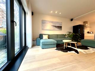 <p><span>Duplexwoning in de Harmoniewijk te koop! Recent afgewerkte woning (2021) in een verborgen binnengebied van de Harmoniestraat 9. Toprealisatie van CORES Development in de begeerde Harmoniewijk, op 2 stappen van het Harmoniepark, en 5 min nabij winkels, scholen, openbaar vervoer.... 100% instapklaar. Via het tuinpad en een eerste terras, bereiken we deze woning. Vanaf het binnenkomen ontdekken we een verfijnde woning waar luxe en comfort samengaan: de doorzonleefruimte met terrassen aan beide zijden, komt achteraan uit op een aangelegde parktuin, die gedeeld wordt met slechts 3 andere woningen! Als kloppend hart van de leefruimte vinden we de compleet ingerichte luxekeuken welke voorzien is om elke hobbykok te behagen! Alle mogelijke toptoestellen van SMEG, van oven tot wijnkoeler, Quookerkraan, Composite werkblad zijn aanwezig. Aparte wasberging en luxe gastentoilet. Hoogwaardig parket met vloerverwarming vinden we terug op zowel het gelijkvloers als de eerste verdieping. Ook voor het sanitair (toiletten, badkamer ) werd gekozen voor de beste kwaliteit: Hans Grohe, Dornbracht, Villeroy &amp;amp; Boch .... Op de slaapverdieping ontdekken we 3 ruime slaapkamers (met airco) waarvan 1 masterbedroom met een praktisch ingebouwde dressing. De luxebadkamer beschikt zowel over een ligbad als douche, toilet en design wastafel. Private kelderberging, fietsenstalling, aankoop 2 autostaanplaatsen met mogelijkheid tot plaatsen laadpaal (EUR 40.000 per plaats). Vele extra troeven te ontdekken tijdens een bezoek ter plaatse!</span></p>