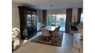 Een rustig gelegen woning (HOB) bestaande uit een woonkamer met open, ingericht keuken, 3 slaapkamers, badkamer, bergplaats, garage, terras, tuin...