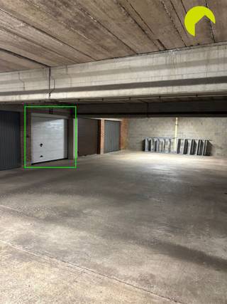 In een afgesloten garagecomplex in de Sint-Benedictusstraat, bieden we 2 garageboxen afzonderlijk of tesamen te koop aan (€19.000 per box).Het...