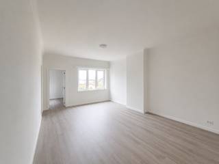 De Neufstraat 7, 2de verdiep- Dit volledig gerenoveerde appartement bevindt zich op de tweede verdieping en geniet van veel natuurlijke lichtinval, waardoor het appartement een aangename en open sfeer biedt.
De woonst beschikt over een aparte keuken, aparte meters en in totaal 2,5 slaapkamers, wat zorgt voor voldoende ruimte en flexibiliteit.
HET APPARTEMENT BESCHIKT OVER 2 GEWONE SLAAPKAMERS, TERWIJL DE DERDE SLAAPKAMER DOORLOPEND IS.
Huurprijs: €1250/maand.
Wenst u dit appartement graag te bezichtigen? Neem gerust contact met ons op om een bezoek in te plannen.