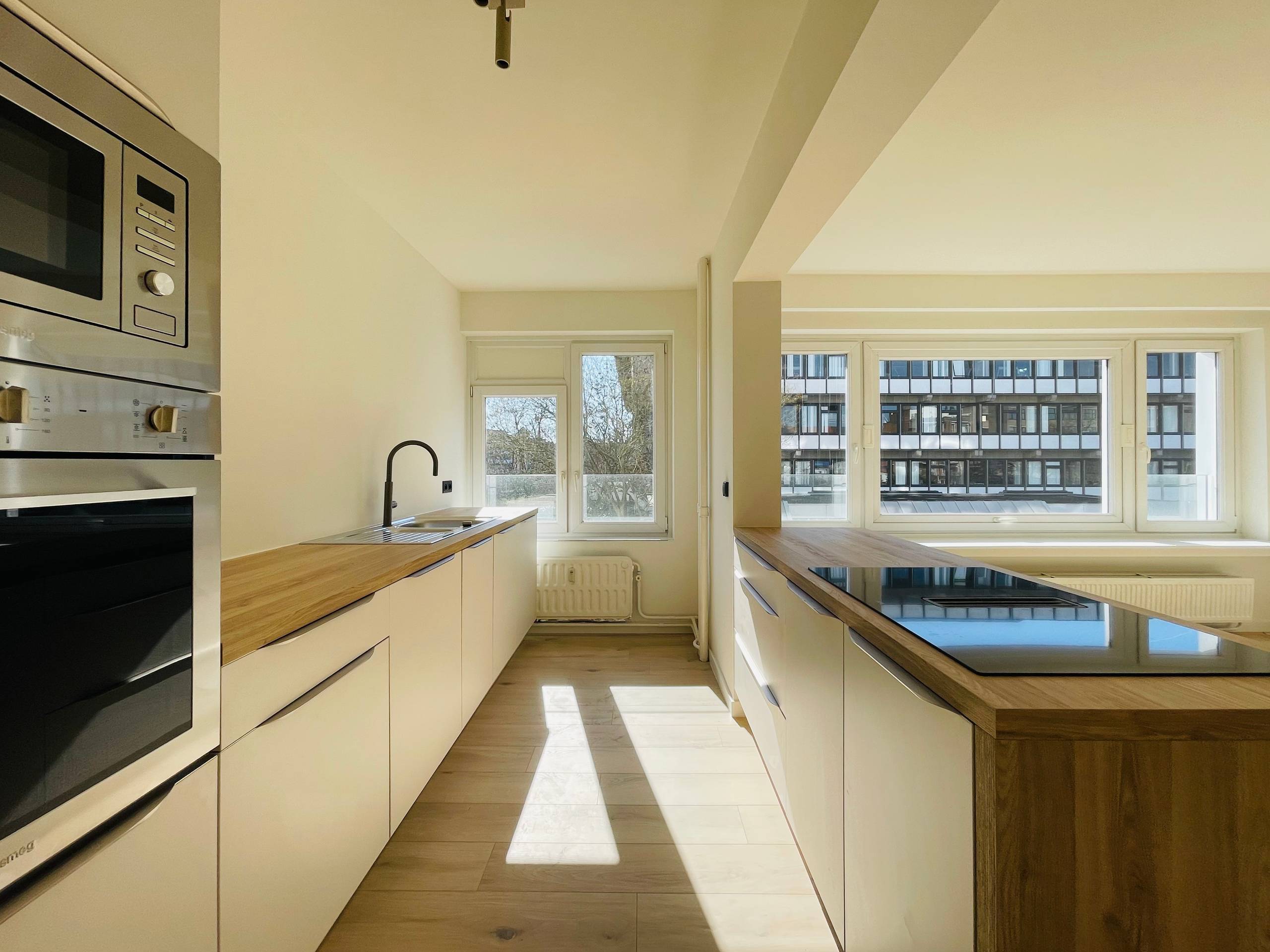 Stijlvol gerenoveerd, lichtrijk en zonnig, appartement (93m²) met terras, autostaanplaats en waterzicht nabij Bijloke/STAM. - foto 2