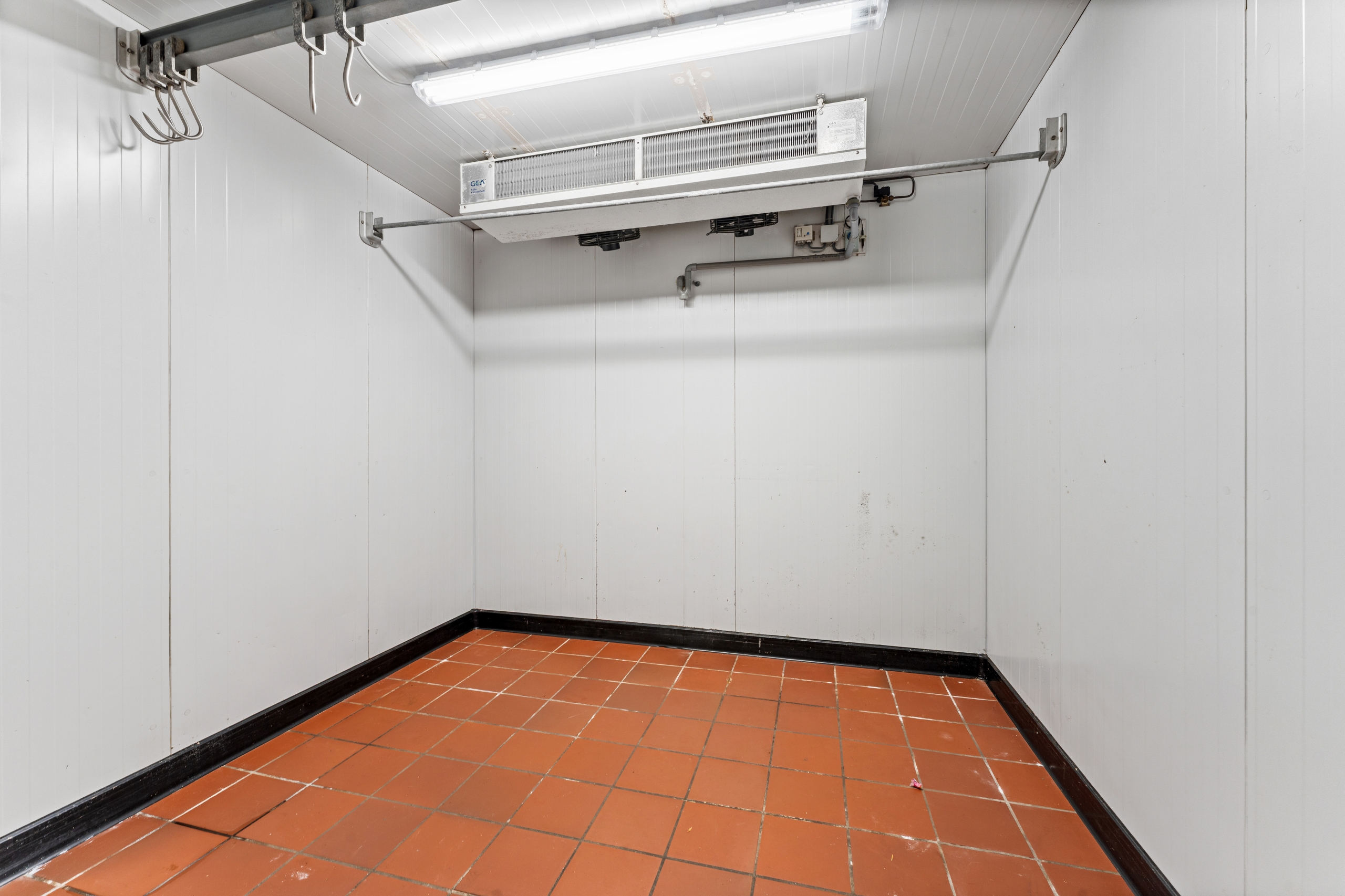 Centraal gelegen handelspand met parking, woonst, garages en veel potentieel - foto 5