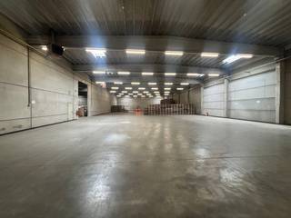 Specificaties:- magazijn van ca. 1.600 m²- 4 laadkades- vrije hoogte 6 m- polybeton-vloer- ruime parking- bureelruimte van ca. 100 m²- sanitaire voorzieningen- voorzien van zonnepanelenBent u op zoek naar bedrijfsvastgoed bestaande uit een magazijn met bureel op de LAR in Rekkem? Aarzel dan zeker niet om ons te contacteren op het nummer 056 21 11 11.