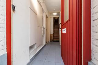 In het centrum van Brugge bevindt zich deze vergunde opbrengsteigendom bestaande uit 2 appartementen.<br /><br />Het gelijkvloers appartement beschikt over een benutbare oppervlakte van ca. 45 m² en omvat een leefruimte met open keuken, een slaapkamer met badkamer (voorzien van douche, lavabo, toilet en aansluiting voor wasmachine). Dit appartement beschikt over een conformiteitsattest en éénjarige huurovereenkomst à 560€/maand.<br /><br />Het bovenliggend appartement strekt zich uit over twee verdiepingen en heeft een benutbare oppervlakte van ca. 92 m². Het beschikt over een heldere leef- en eetruimte en een volledig ingerichte keuken. Op de bovenliggende verdieping bevinden zich een slaapkamer, badkamer en bergruimte. Via een vaste trap is bovendien een extra nivo bereikbaar dat kan worden ingericht als bureau, hobbyruimte of bijkomende berging. De huurovereenkomst van dit appartement neemt een einde op 15 januari 2027. <br /><br />De vergunde indeling met 2 woonentiteiten maakt van dit pand een aantrekkelijke opbrengsteigendom. Ook voor eigen bewoning biedt dit interessante mogelijkheden: u kan het bovenliggend appartement bewonen terwijl de huurinkomsten van het gelijkvloers-appartement bijdragen aan de afbetaling van uw investering.<br /><br />Er zijn geen maatregelen gevonden volgens onze opvraging bij het Maatregelenregister. <br /><br />Heeft u interesse?<br />Neem contact met Katrien 0477 46 53 11 of katrien@waeyler.be.