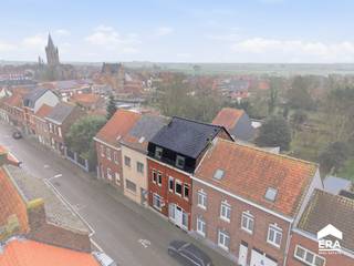 <p><strong>Te koop: zeer ruime en lichtrijke woning met 5 slaapkamers in Nieuwkerke</strong></p>

<p>Deze karaktervolle woning in de Seulestraat 21 werd reeds grotendeels gerenoveerd en combineert authentieke charme met hedendaags comfort. Dankzij de grote raampartijen geniet de woning van bijzonder veel natuurlijke lichtinval.</p>

<p><strong>Indeling</strong><br />• Zeer ruime en lichtrijke woonkamer<br />• Aansluitende eetkamer<br />• Volledig uitgeruste keuken<br />• 5 slaapkamers<br />• Badkamer<br />• Afzonderlijk bureel<br />• Apart toilet<br />• Grote kelder<br />• Extra multifunctionele ruimte<br />• Terras en gezellige stadstuin</p>

<p><strong>Troeven</strong><br />• Zeer ruime woning met veel natuurlijke lichtinval<br />• Reeds grotendeels gerenoveerd<br />• EPC-label B<br />• Elektriciteit conform<br />• Geen renovatieplicht<br />• Hoge plafonds en karaktervolle uitstraling<br />• Zonnepanelen<br />• Mogelijkheid om vlakbij een garage te huren<br />• Centrale ligging in het centrum van Nieuwkerke</p>

<p><strong>Bereikbaarheid</strong><br />• Bailleul op ca. 8 km<br />• Ieper op ca. 14 km<br />• Poperinge op ca. 15 km<br />• Rijsel op ca. 30 km<br />• Tourcoing op ca. 35 km<br />• Kortrijk op ca. 45 km</p>

<p>Neem contact op met je ERA-makelaar voor meer informatie of een bezoek.</p>

<p><strong>JOUW DROOMHUIS. ZO GEVONDEN!</strong></p>