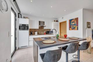 <p>Nabij het centrum van Liedekerke bevindt zich dit <strong>prachtige, recente appartement (bouwjaar 2018)</strong>, ideaal gelegen op wandelafstand van horeca, scholen, winkels en openbaar vervoer. Bovendien geniet u van een vlotte verbinding naar Aalst, Gent en Brussel. Het appartement maakt deel uit van <strong>een kleinschalig gebouw met slechts drie entiteiten</strong> en is gelegen op het <strong>gelijkvloers</strong>. U wordt verwelkomd in een inkomhal die leidt naar <strong>de lichtrijke leefruimte met open keuken</strong>, waar comfort en gezelligheid centraal staan. Verder beschikt het appartement over <strong>twee ruime slaapkamers</strong>, een badkamer met douche en lavabo, een praktische berging en een apart toilet. Een absolute troef is de <strong>zongerichte tuin met ruim terras</strong>, waar u in alle rust kan genieten van het buitenleven. <strong>Garage optioneel </strong>aan te kopen aan € 25 000. <strong>E-peil A (energiezuinig)</strong> – CV op aardgas – <strong>Elektriciteit conform</strong> – Aluminium buitenschrijnwerk met dubbele beglazing – Instapklaar in nieuwstaat. Kortom, een ideaal appartement voor wie comfortabel en energiezuinig wil wonen op een centrale ligging! (Maatregelen opgenomen in het maatregelenregister: nee)</p>