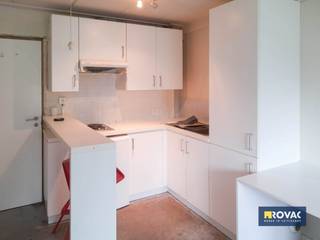 Kamer op eerste verdieping (geen lift aanwezig) - ca 25 m² - voorzien van slaaphoek met éénpersoonsbed, eigen keuken met kookplaat - koelkast...