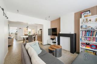 Leuke degelijke woning op een goeie ligging te Anzegem, gelegen op een perceel van 340m² met aangename tuin. De woning beschikt over een...