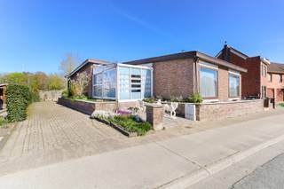 Op een toplocatie nabij het centrum van Beveren bevindt zich deze gelijkvloerse woning. <br /><br />De inkom bevindt zich aan de rechterzijde van de woning en geeft toegang tot enerzijds de leefruimte bestaande uit een ruime en lichtrijke woonkamer met aansluitend de eetkamer. Vanuit deze ruimte volgen de keuken en veranda met ontbijthoek waar eveneens de toegang tot de kelder zich bevindt. Achter de ontbijthoek bevindt zich een praktische doorgang met wasvoorzieningen en een apart toilet. Aansluitend is er nog een extra ruimte met achteringang die uitgeeft op het terras en de buitenruimte achteraan de woning.<br /><br />Via de inkomhal bereik je anderzijds het nachtgedeelte, bestaande uit een nachthal, 2 ruime slaapkamers, een bureau of dressing en een badkamer uitgerust met een bad, toilet en lavabomeubel. <br /><br />Parkeren is mogelijk op de lange oprit of achteraan de woning in één van de 2 garages. Een bijkomende troef is dat de woning onderkelderd is, wat tal van mogelijkheden biedt onder andere in het kader van renovatiewerken.<br /><br />Benieuwd naar deze woning met potentieel? Wij leiden je graag rond!