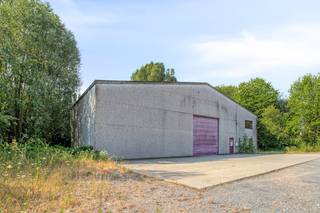 Dit magazijn te koop bevindt zich op een goed bereikbare locatie in Ronse, met een vlotte aansluiting op de N60 richting Oudenaarde, Gent en de E17, en de E429 richting Brussel en Doornik.<br /><br />Oppervlaktes:<br />- Perceel: 3.881 m²<br />- Magazijn: ca. 1.556 m²<br />- Polyvalente ruimtes: ca. 238 m² <br /><br />Specificaties magazijn:<br />- Vloer: polybeton<br />- Grote parkeermogelijkheid<br />- Dak: thermisch geïsoleerd<br />- Nokhoogte: 8 m<br />- Vrije hoogte: 6 m<br />- Elektrische sectionale poort: 4,7 m x 4,7 m<br />- Hoogspanningscabine van 200 kVA<br />- Technische ruimte<br /><br />Specificaties polyvalente ruimtes:<br />- Gelijkvloers 94 m² aan sanitair, kitchenette, kantoorruimtes, vergaderzalen...<br />- 1ste verdieping 144 m² aan kantoorruimtes en vergaderzalen<br /><br />Het geheel is verhuurd met een opzegtermijn van 2 maanden voor zowel huurder als eigenaar.<br /><br />Dit pand kan onderhevig zijn aan de renovatieverplichting die door de Vlaamse overheid wordt opgelegd voor niet-residentiële gebouwen. Consulteer voor meer informatie de website van het Vlaams Energie- en Klimaatagentschap via https://www.energiesparen.be/nr/renovatieverplichting.<br /><br />Bestuursmaatregelen in het maatregelenregister: nee
