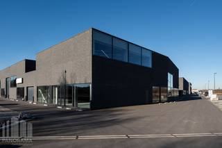 This functional commercial space of 241 m² is located on Vekestraat in Kampenhout and offers a combination of storage and showroom space. At least 50% of the area must be used as a showroom, making the space suitable for businesses that wish to combine commercial activities with storage or logistics purposes.<br /><br />The unit has a clear height of 4 m and is accessible via a sectional door (4 m W x 2.75 m H). There is also a separate entrance for staff and visitors. The space includes a separate restroom and a kitchenette.<br />The commercial space comes with 4 private parking spaces, 2 of which are equipped with a charging station.<br /><br />A minimum lease term of 3 years applies.<br />The commercial space is located in the Kampenhout SME zone, centrally situated between Mechelen and Leuven. Thanks to its location a short distance from the E19, there is easy access to Brussels, Mechelen, and Antwerp, and Brussels Airport is also easily accessible.<br /><br />Contact PANORAMA B2B for additional (technical) information, floor plans, or a no-obligation site visit at 0477 30 40 05.