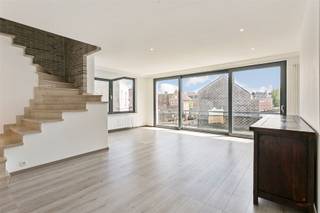 Zeer ruim en rustig gelegen duplexappartement met 3 slaapkamers te Wemmel. Dit lichtrijke duplexappartement te Wemmel is gelegen in een kleinschalig...