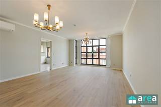 <p><span>Gelegen in een vlot bereikbare en goed uitgeruste omgeving in Zwijndrecht, bevindt dit ruime lichtrijk appartement zich nabij belangrijke invalswegen en snelwegen (oa. E17 en E34), wat zorgt voor een uitstekende verbinding richting Antwerpen, Gent en omliggende gemeenten. In de directe omgeving vind je diverse winkels, supermarkten, scholen, parken etc. waardoor alles zich op wandel- of korte rijafstand bevindt. Ook bus- en tramverbindingen zijn vlot toegankelijk.</span></p><p><span> </span></p><p><span>Grootste troeven:</span><span><br /><br /></span></p><p><span>- Recent gerenoveerd en instapklaar</span></p><p><span>- Gunstige EPC-score B</span></p><p><span>- Warmtepomp (Daikin) voor verwarming en airco</span></p><p><span>- Z-gericht terras</span></p><p><span>- Private parkeerplaats &amp; garage</span></p><p><span>- Lift</span></p><p><span> </span></p><p><span>Indeling: </span></p><p><span>Bij het betreden van het appartement komt u in de inkomhal, die toegang biedt tot alle ruimtes en het apart gastentoilet. De lichtrijke woonkamer geniet van veel natuurlijke lichtinval dankzij de grote raampartijen en sluit aan op de praktische keuken, die voorzien is van voldoende werk- en opbergruimte. Zowel de woonkamer als de keuken zijn uitgerust met een airco-unit.</span></p><p><span>Verder beschikt het appartement over twee volwaardige slpk. van 16m² en 10m², waarbij de master bedroom toegang geeft tot het Z-gerichte terras.<br />De badkamer is uitgerust met een ligbad, dubbele wastafel en aansluiting voor wasmachine en droogkast.<br />Tot slot beschikt het appartement over een private parkeerplaats achteraan het gebouw en een aparte garagebox.</span></p><p><span>Voor meer informatie kan u terecht bij Area Partners: <span>info@area.be</span></span><span> of 03/284.60.60</span></p>