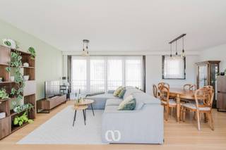 Eerste BEZOEKMOMENT 20/5. Plan zelf een bezoek via onze site.<br /><br />In een rustige straat te Bevere ontdek je dit perfect onderhouden en instapklare appartement op de eerste verdieping van een verzorgd gebouw uit 1992. Hier woon je rustig met mooie vergezichten en toch vlak bij alles wat je nodig hebt. Voor alle faciliteiten kan je stapvoets de stad intrekken en voor een deugddoende wandeling in het groen kan je de andere kant opwandelen naar het recreatiedomein Donk.<br /><br />De lichtrijke leefruimte met zit- en eetplaats baadt in het daglicht dankzij grote raampartijen. De recent vernieuwde open keuken sluit hier naadloos op aan. Vanuit de leefruimte heb je toegang tot een zeer groot terras van maar liefst 20 m² waar je op elk moment van de dag kan genieten van zon en uitzicht. Verder zijn er twee slaapkamers waarvan de kleinste via een trap te bereiken is. Er is tevens nog een vernieuwde badkamer en een toilet. Voor de wagen en de fietsen is er een ruime garage.<br /><br />Dit appartement is tot in de puntjes onderhouden en recent voorzien van een nieuwe keuken, badkamer en verwarmingstoestel. Ideaal als eigen woonst of investering. Interesse? Contacteer ons voor een bezoek