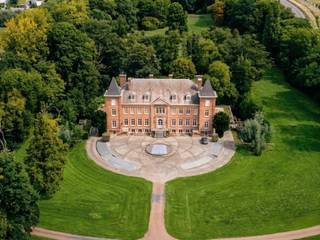 Het Kasteel van Geluveld (Château De Gheluvelt), een neoklassiek meesterwerk dat in 1929 in zijn volle glorie werd heropgebouwd, verschijnt aan...