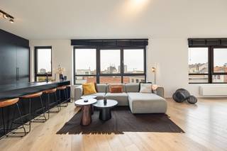 In de charmante Belegstraat, midden in het bruisende Antwerpen-Zuid, vind je deze stijlvolle penthouse uit 2018. Een plek waar rust en stadse...